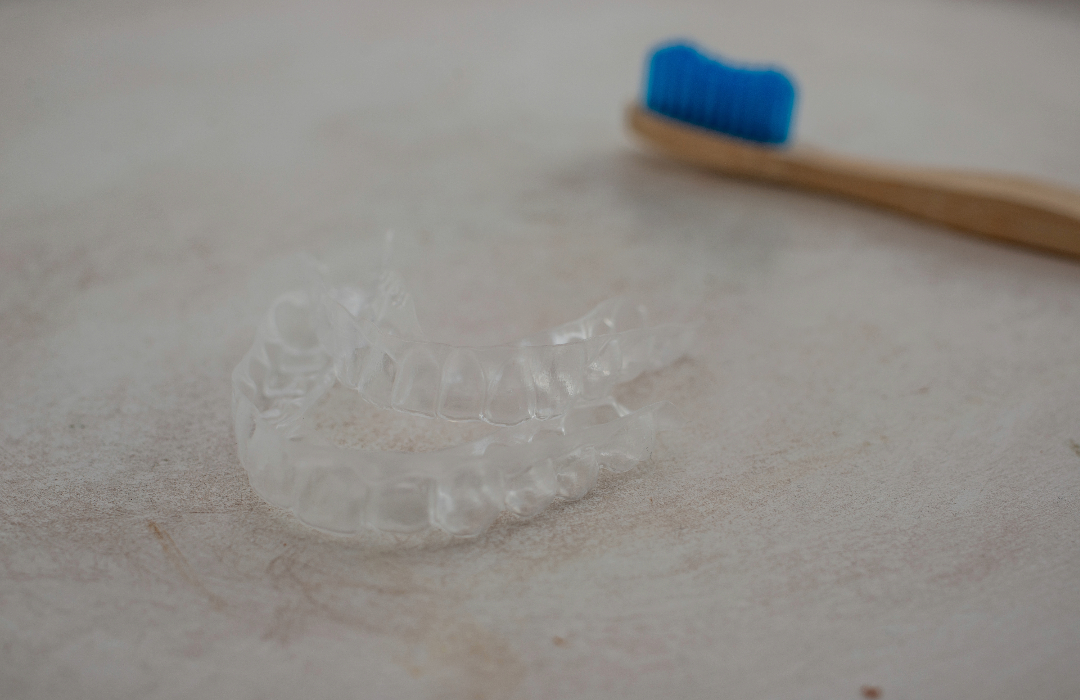 como limpiar invisalign